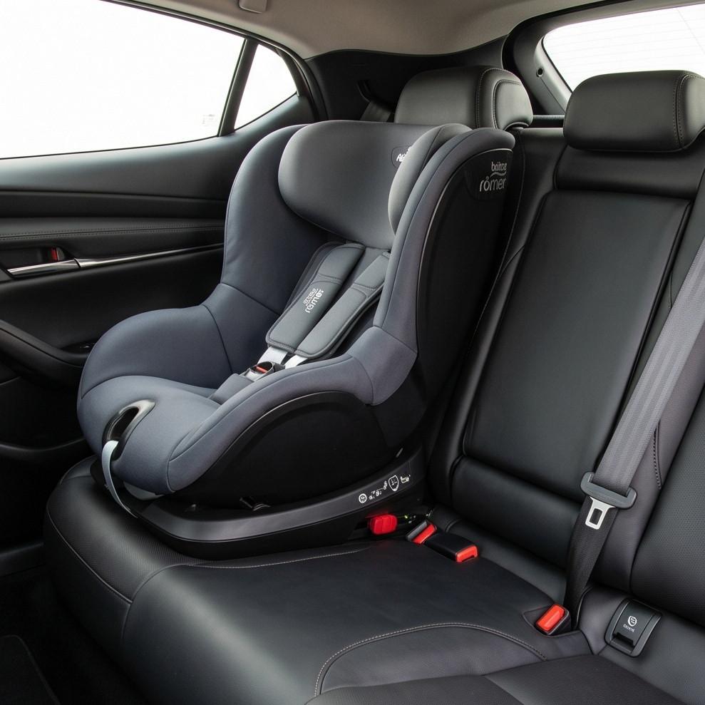 Lắp đặt ghế an toàn cho trẻ em trên ô tô Mazda3 sử dụng hệ thống ISOFIX chắc chắn