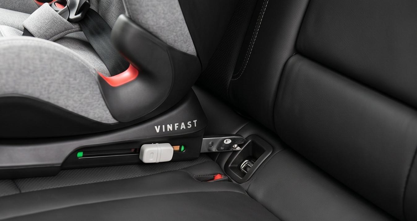 Lắp đặt ghế an toàn cho trẻ em trên ô tô VinFast Lux SA2.0 bằng hệ thống chốt ISOFIX tiêu chuẩn