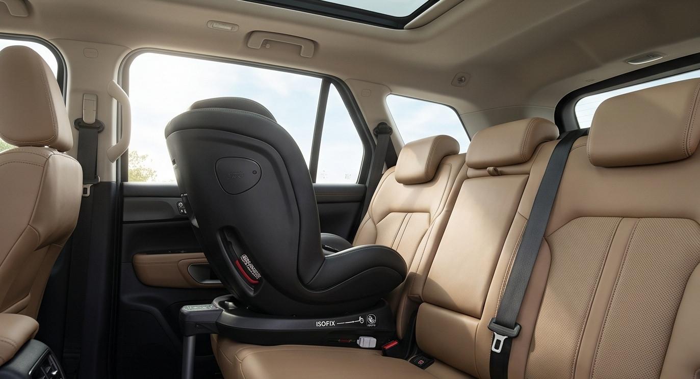 Lắp đặt ghế an toàn cho trẻ em trên xe Ford Everest sử dụng hệ thống ISOFIX chắc chắn