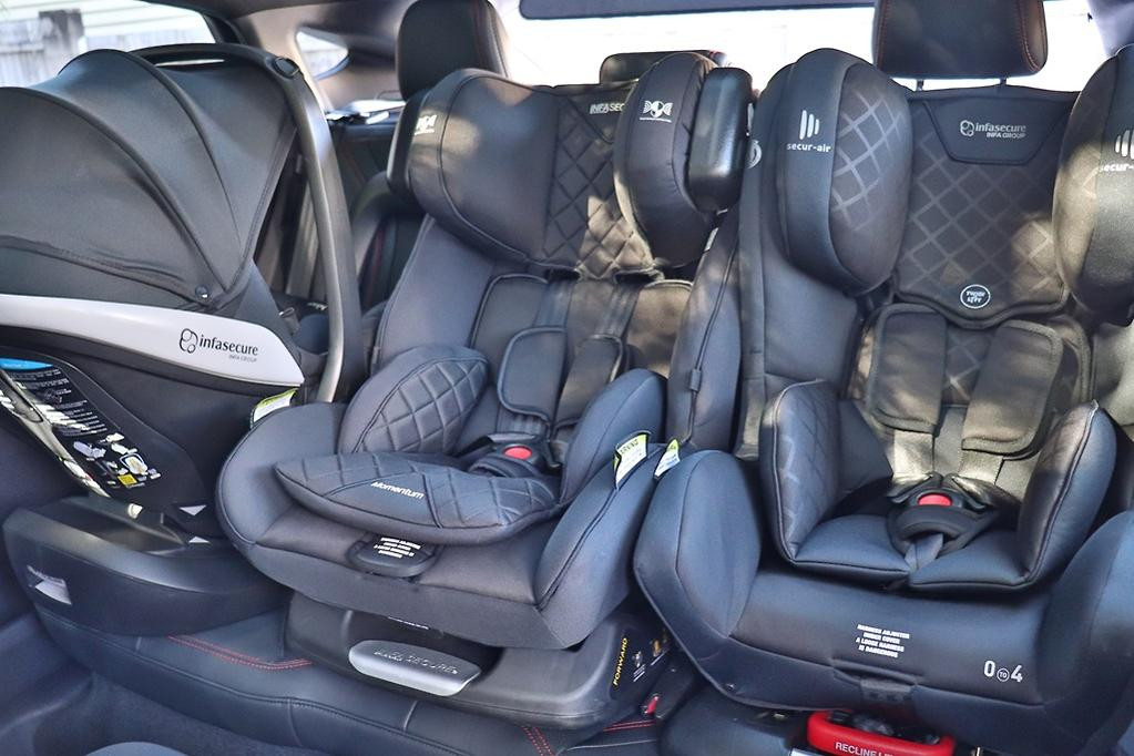 Hệ thống chốt Isofix và dây Top Tether trên ghế an toàn trẻ em Chilux Roy Alpha giúp cố định chắc chắn