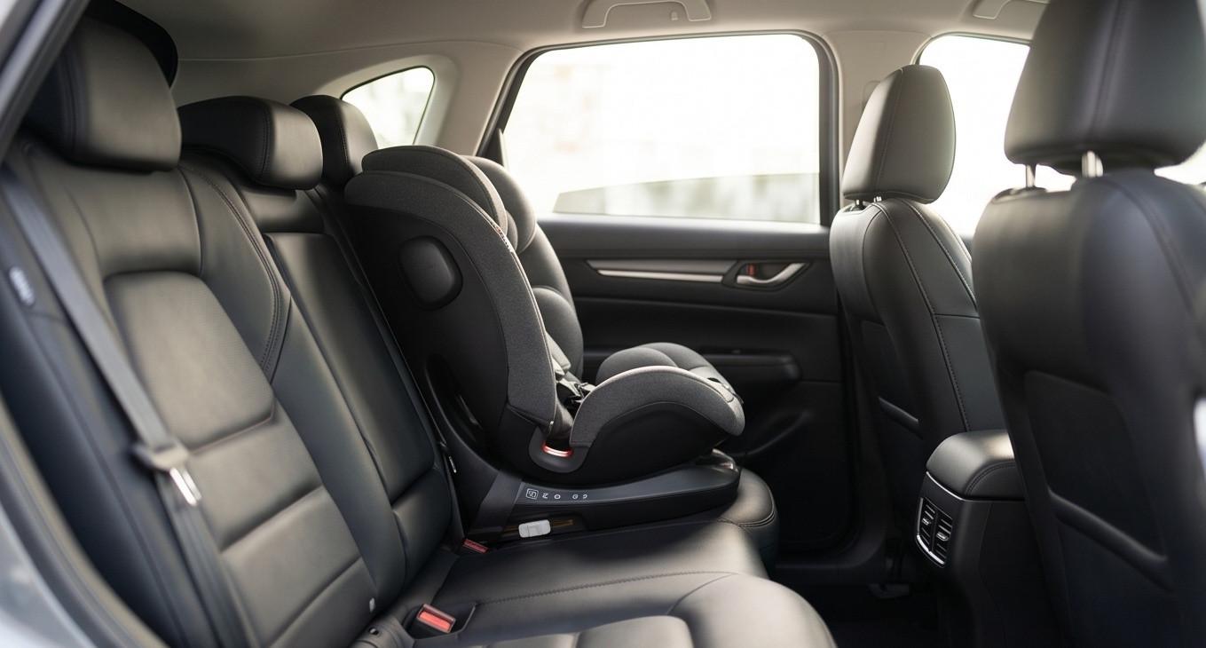 Góc nhìn nội thất xe Mazda CX-5 khi lắp đặt ghế an toàn trẻ em cao cấp hài hòa sang trọng
