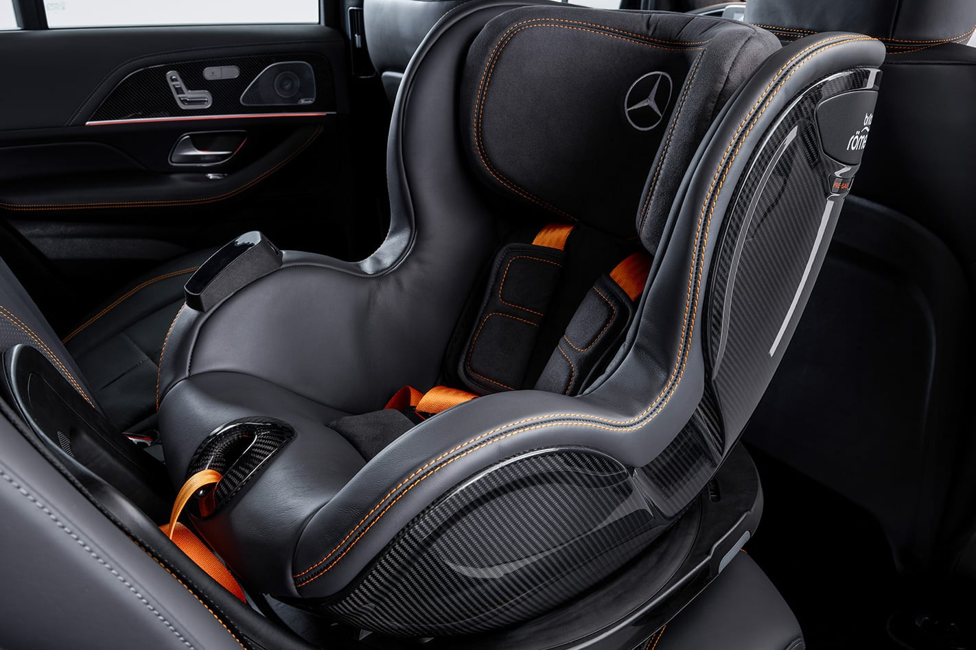 Nôi an toàn trên ô tô cho trẻ sơ sinh lắp ngược chiều trên xe Mercedes