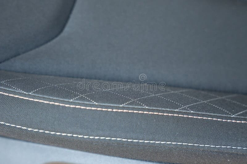 Cận cảnh chất liệu vải cao cấp và đệm bảo vệ của ghế an toàn trẻ em trên ô tô