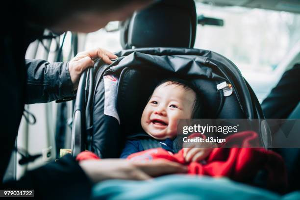 Gia đình sử dụng ghế an toàn trẻ em trên ô tô khi đi du lịch bằng taxi