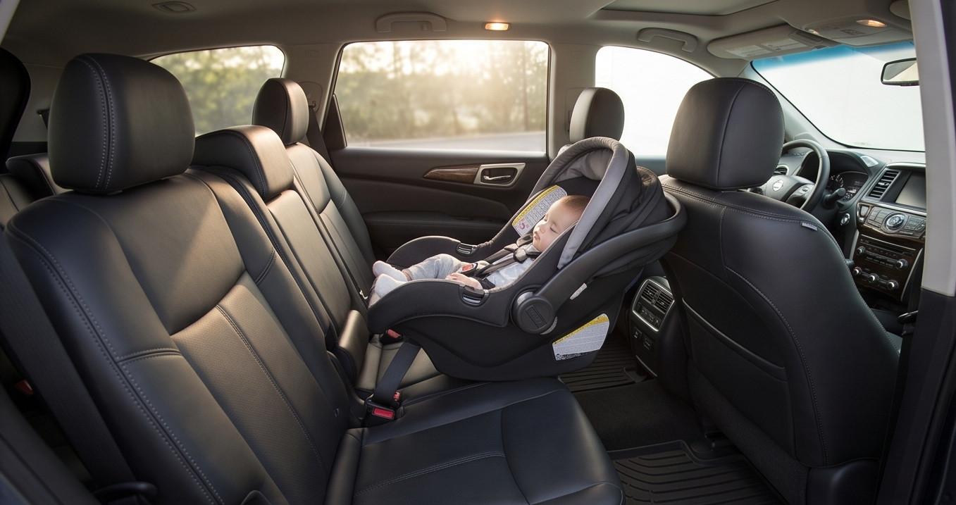 Lắp đặt ghế an toàn trẻ em tại hàng ghế thứ hai của Suzuki Ertiga