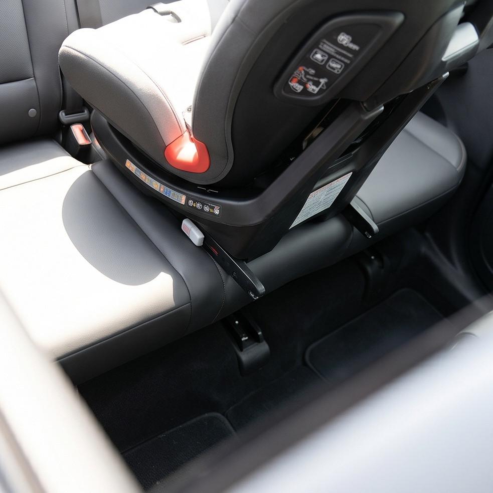 Lắp đặt ghế an toàn trẻ em trên xe Vinfast MPV7 với chốt ISOFIX chắc chắn