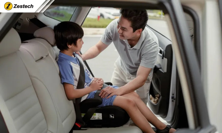Ghế nâng Booster seat giúp điều chỉnh vị trí dây an toàn chuẩn xác cho trẻ lớn