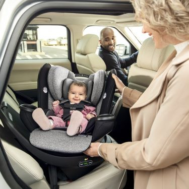 Tiện ích xoay 360 độ của ghế ngồi ô tô cho bé giúp mẹ dễ dàng chăm sóc