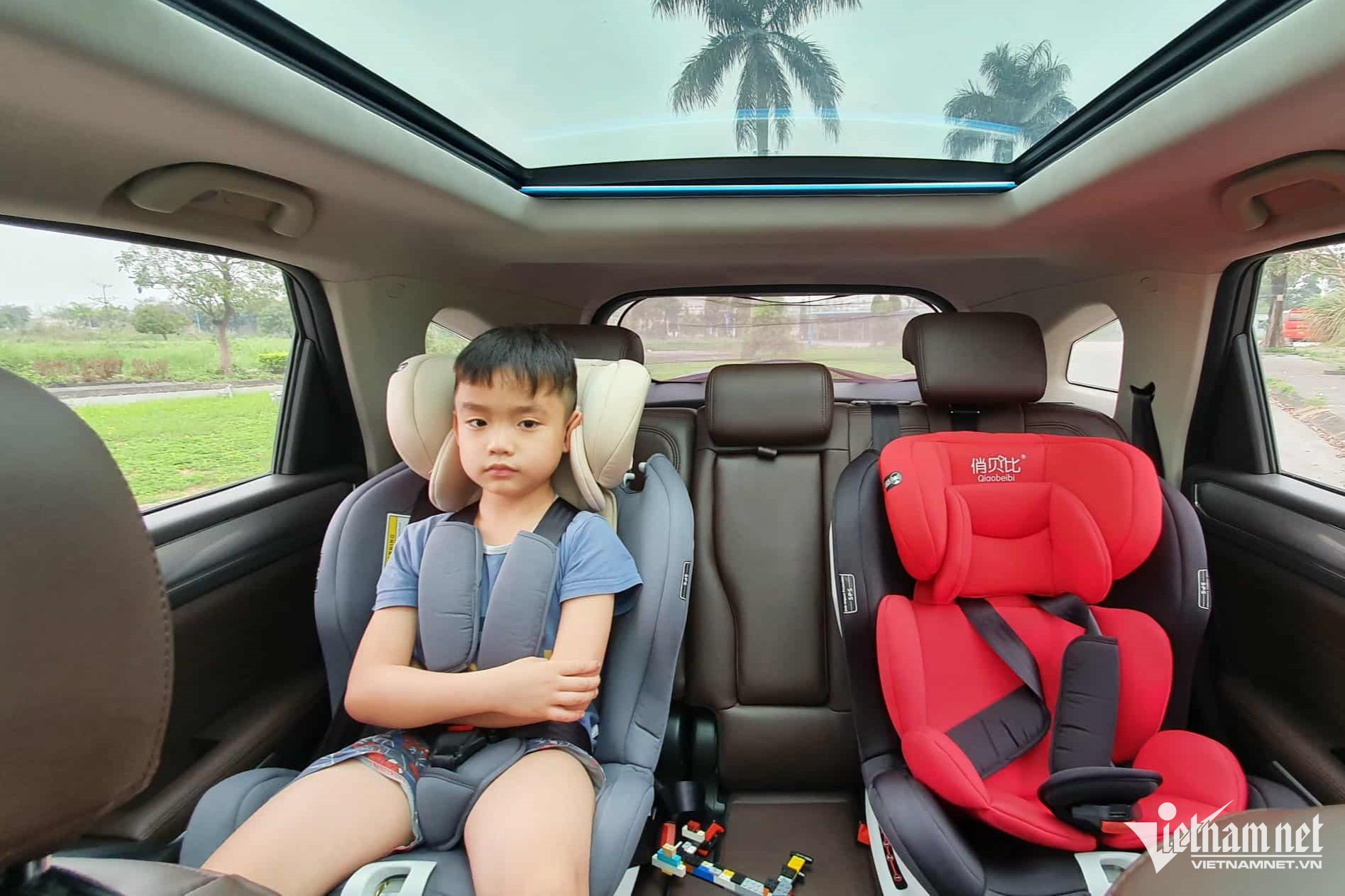 Một mẫu ghế chuyên dụng dành cho trẻ em giúp cố định tư thế và đảm bảo an toàn tối đa khi di chuyển bằng ô tô