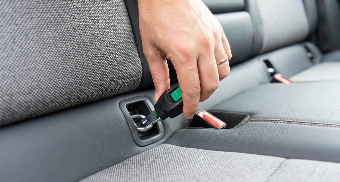 Cận cảnh vị trí lắp đặt móc ISOFIX tiêu chuẩn trên ghế sau xe VinFast VF6