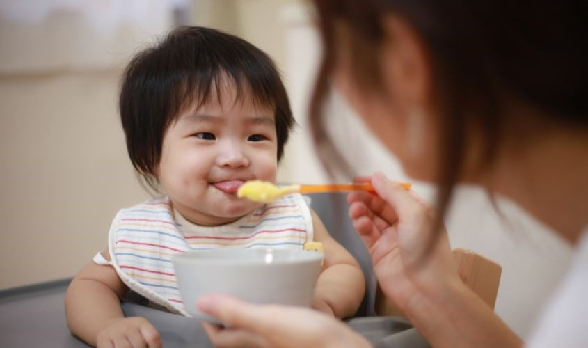 Mẹ nên kiên nhẫn đồng hành cùng con trong những ngày đầu tập ngồi ghế