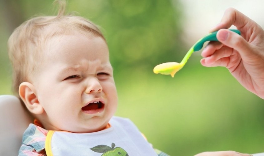 Vệ sinh ghế ăn dặm thường xuyên để đảm bảo môi trường sạch sẽ cho bé