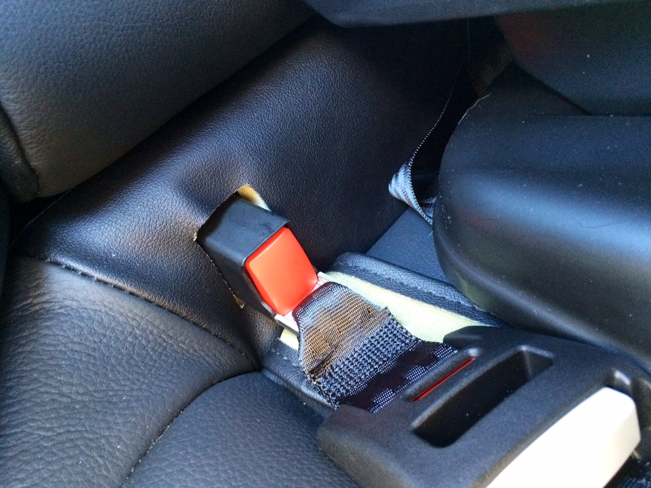 Hệ thống ISOFIX giúp lắp đặt ghế an toàn trẻ em trên ô tô chắc chắn và chính xác nhất