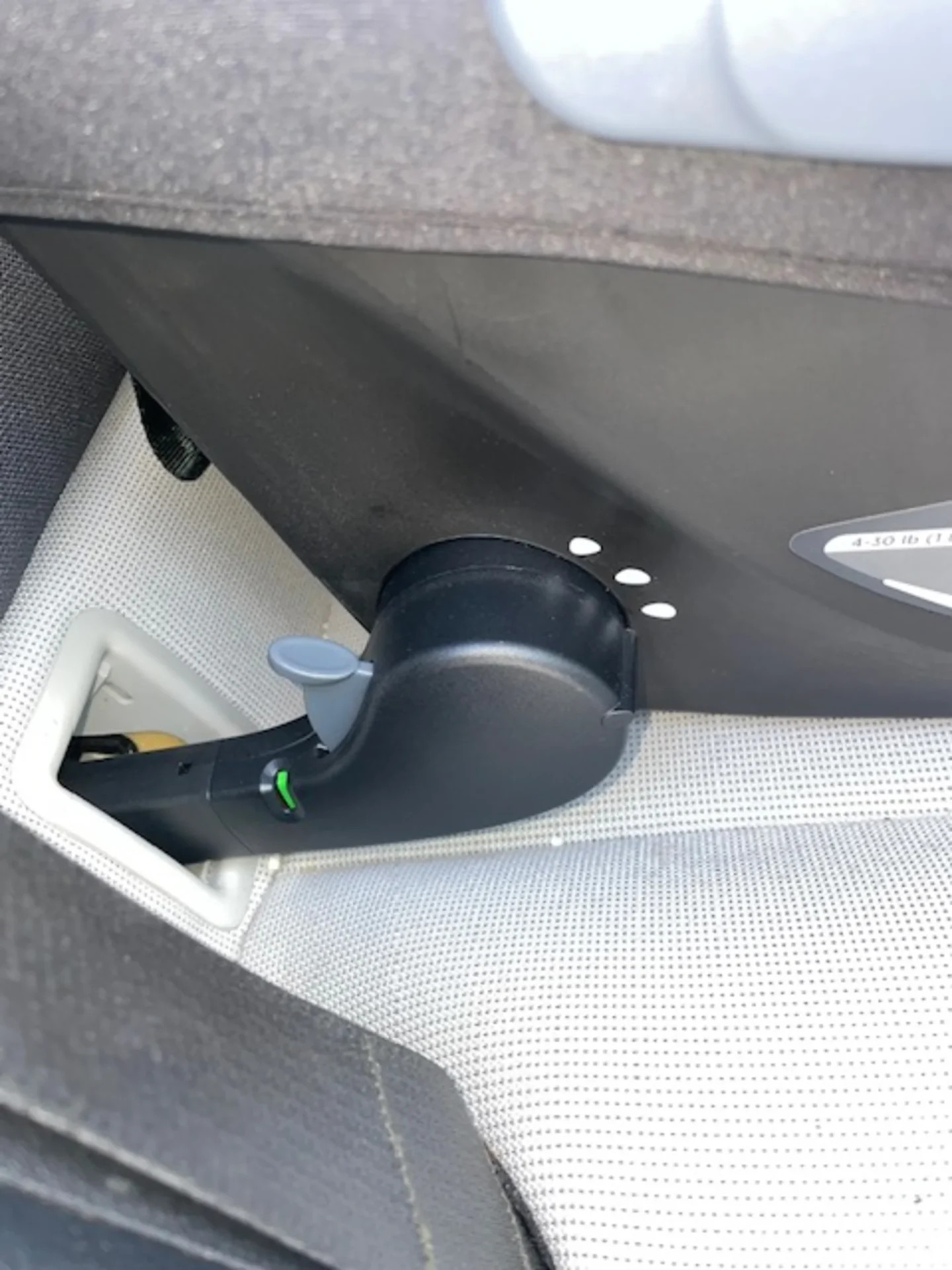 Hướng dẫn lắp đặt ghế an toàn trẻ em trên ô tô đúng cách với hệ thống ISOFIX