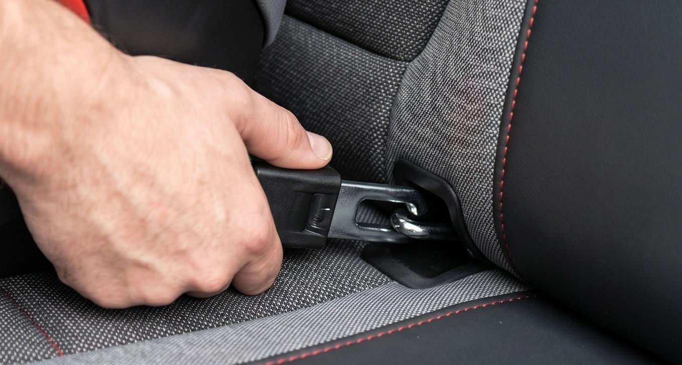 Kiểm tra vị trí ISOFIX và không gian lắp đệm an toàn trẻ em trên xe MG5