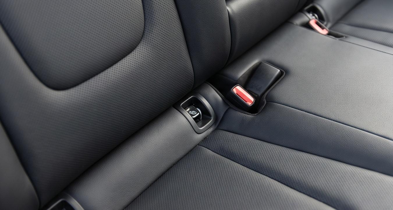 Vị trí móc khóa ISOFIX trên hàng ghế sau xe Hyundai Creta giúp lắp ghế an toàn trẻ em dễ dàng