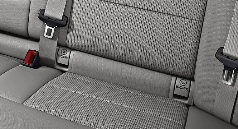 Xác định vị trí chốt ISOFIX giữa lưng ghế và mặt ghế