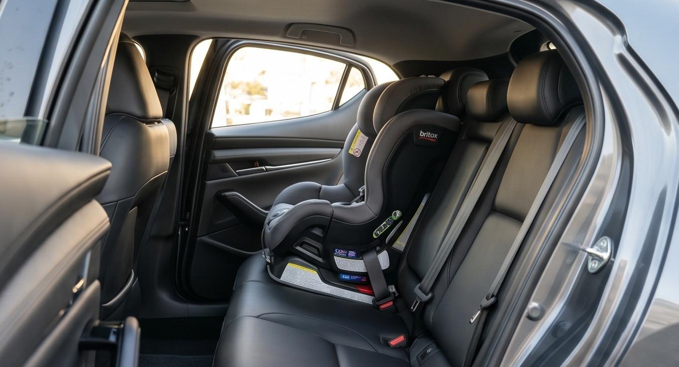 Lap dat ghe an toan tre em tren o to Mazda3 hatchback voi thiet ke noi that tinh te