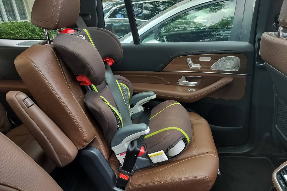 Không gian rộng rãi khi lắp ghế an toàn trẻ em trên ô tô dòng SUV Mercedes