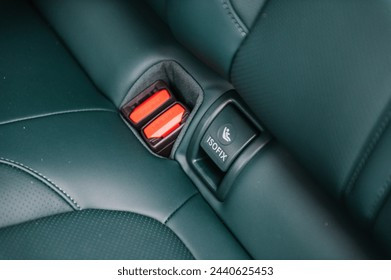 Cách lắp đặt hệ thống Isofix chắc chắn cho ghế an toàn trẻ em trên ô tô