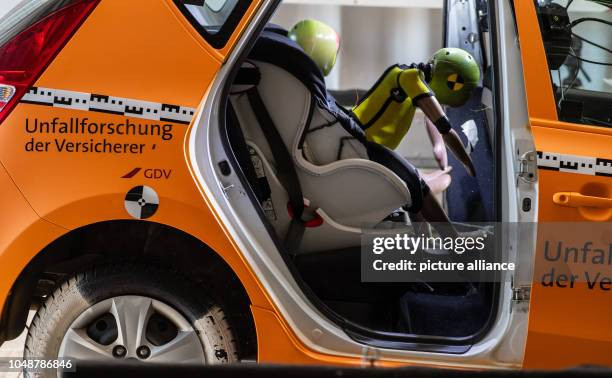 Thử nghiệm Crash Test mô phỏng va chạm trực diện với ghế an toàn trẻ em trên ô tô