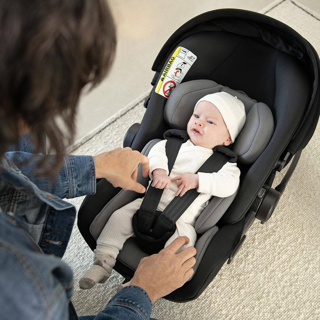 Nôi an toàn trên ô tô cho trẻ sơ sinh với lớp lót Memory Foam bảo vệ cổ