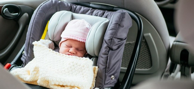 Sử dụng nôi an toàn trên ô tô cho trẻ sơ sinh đúng tiêu chuẩn ECE