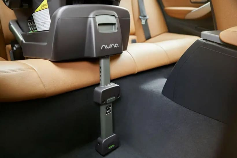 Cận cảnh chân phụ cân bằng trên ghế an toàn trẻ em giúp ổn định vị trí trong va chạm