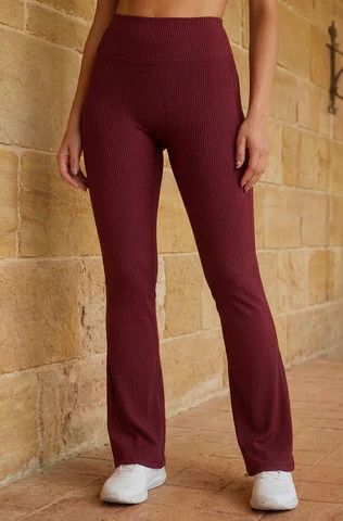 Mẫu legging chuyên dụng giúp người tập quan sát rõ chuyển động của cơ đùi và khớp gối khi thực hiện Leg Press