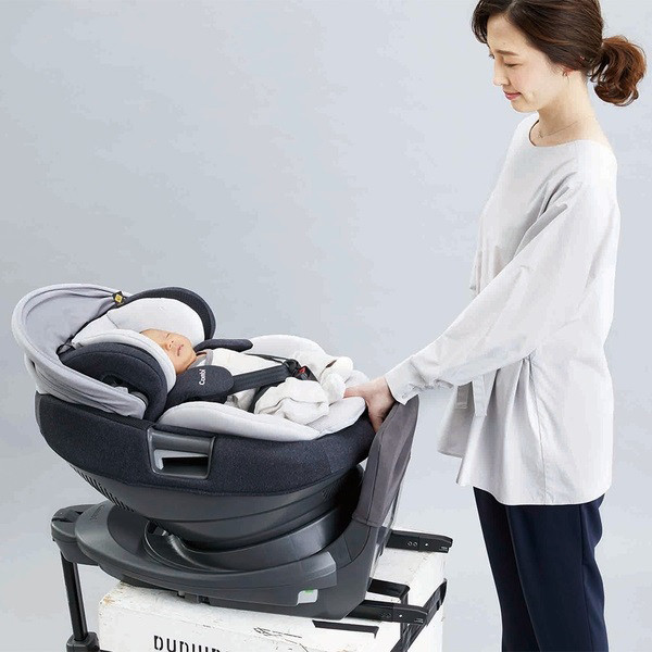 Chi tiết chốt khóa an toàn và hệ thống dây đai được gia công tỉ mỉ trên ghế Combi