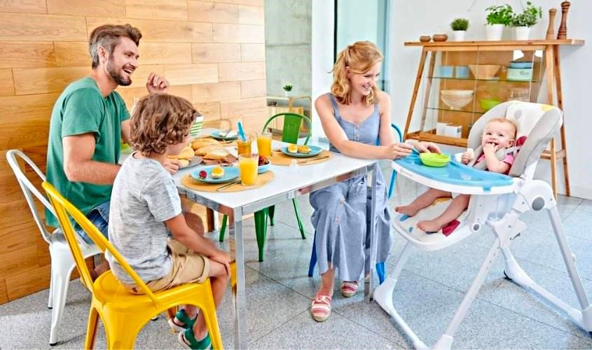 Bé ngồi ghế ăn dặm cùng gia đình giúp tăng tương tác và tình cảm
