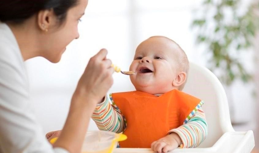 Tập thói quen ngồi ghế từ sớm giúp bé hình thành kỷ luật bàn ăn