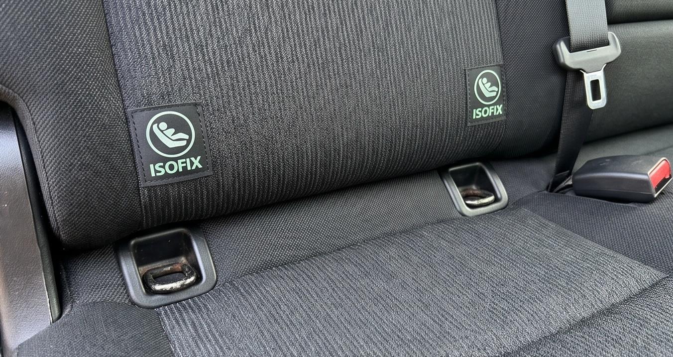 Vị trí móc khóa ISOFIX trên hàng ghế sau xe Toyota Hilux giúp lắp ghế an toàn trẻ em