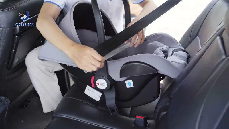 Kỹ thuật luồn dây an toàn qua các rãnh chốt của ghế trẻ em để đảm bảo độ chắc chắn tối đa