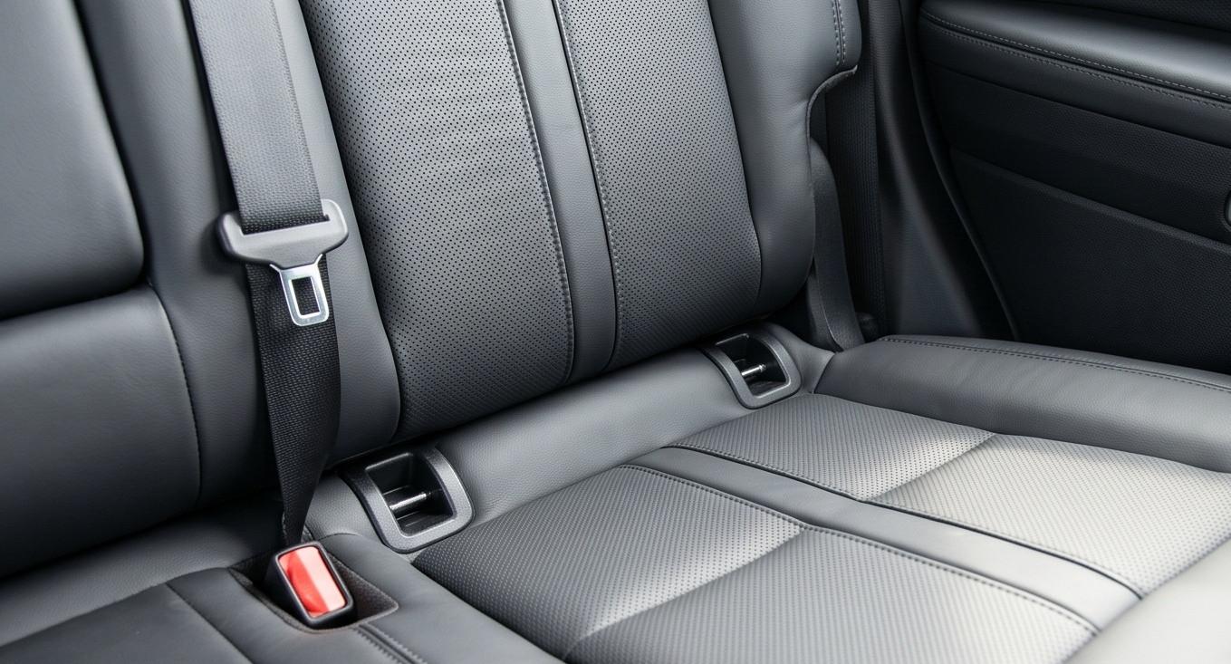 Hệ thống điểm neo ISOFIX trên hàng ghế thứ hai của xe Ford Everest đời 2023 hỗ trợ lắp ghế an toàn trẻ em