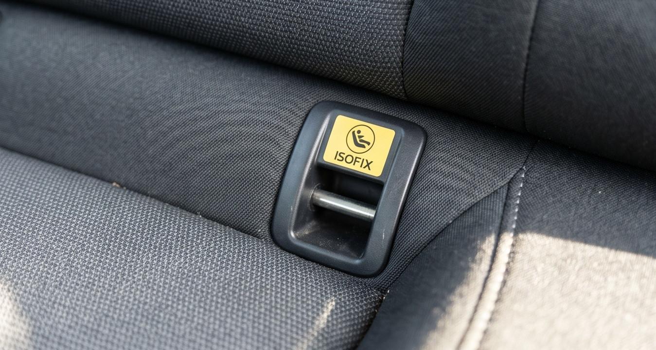 Vị trí điểm neo ISOFIX trên ghế sau xe Mazda3 đời 2016 hỗ trợ lắp ghế an toàn trẻ em