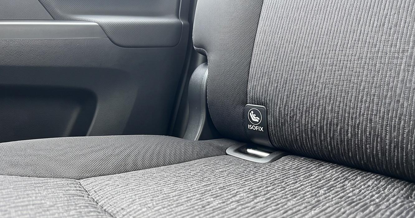 Hình ảnh vị trí móc khóa ISOFIX ở hàng ghế thứ 2 xe Suzuki Ertiga giúp lắp ghế an toàn trẻ em