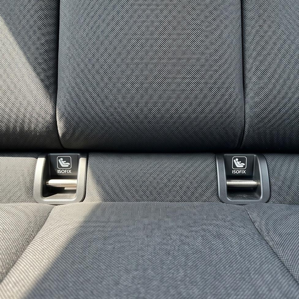 He thong diem chot ISOFIX hien dai tren hang ghe sau xe VinFast VF3 cho gia dinh