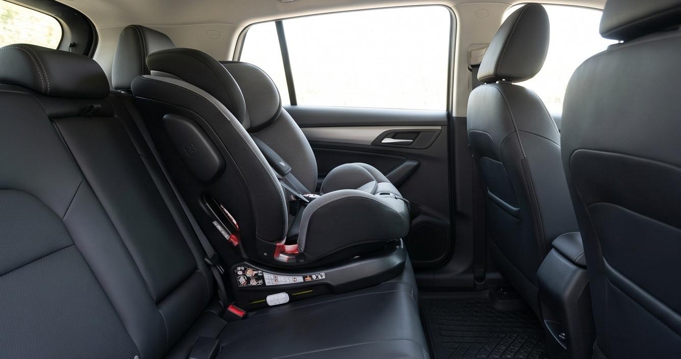 Lắp đặt ghế an toàn trẻ em trên hàng ghế sau xe VinFast VF3 sử dụng hệ thống ISOFIX