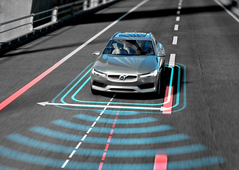 Tính năng Lane Keeping giúp xe Volvo di chuyển ổn định giữa hai vạch kẻ đường