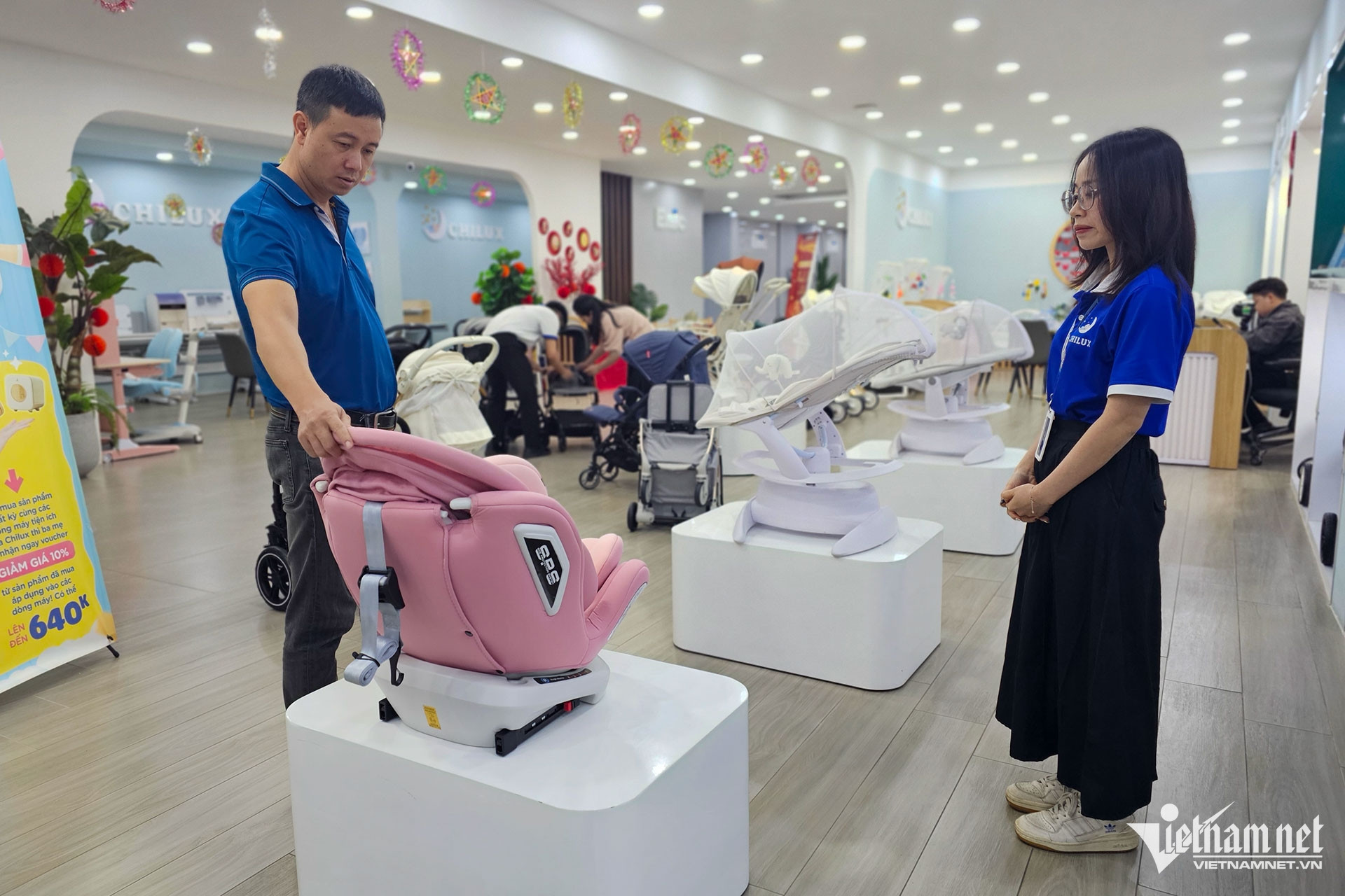 Nhu cầu mua sắm ghế trẻ em trên ô tô đang tăng mạnh tại các cửa hàng mẹ và bé