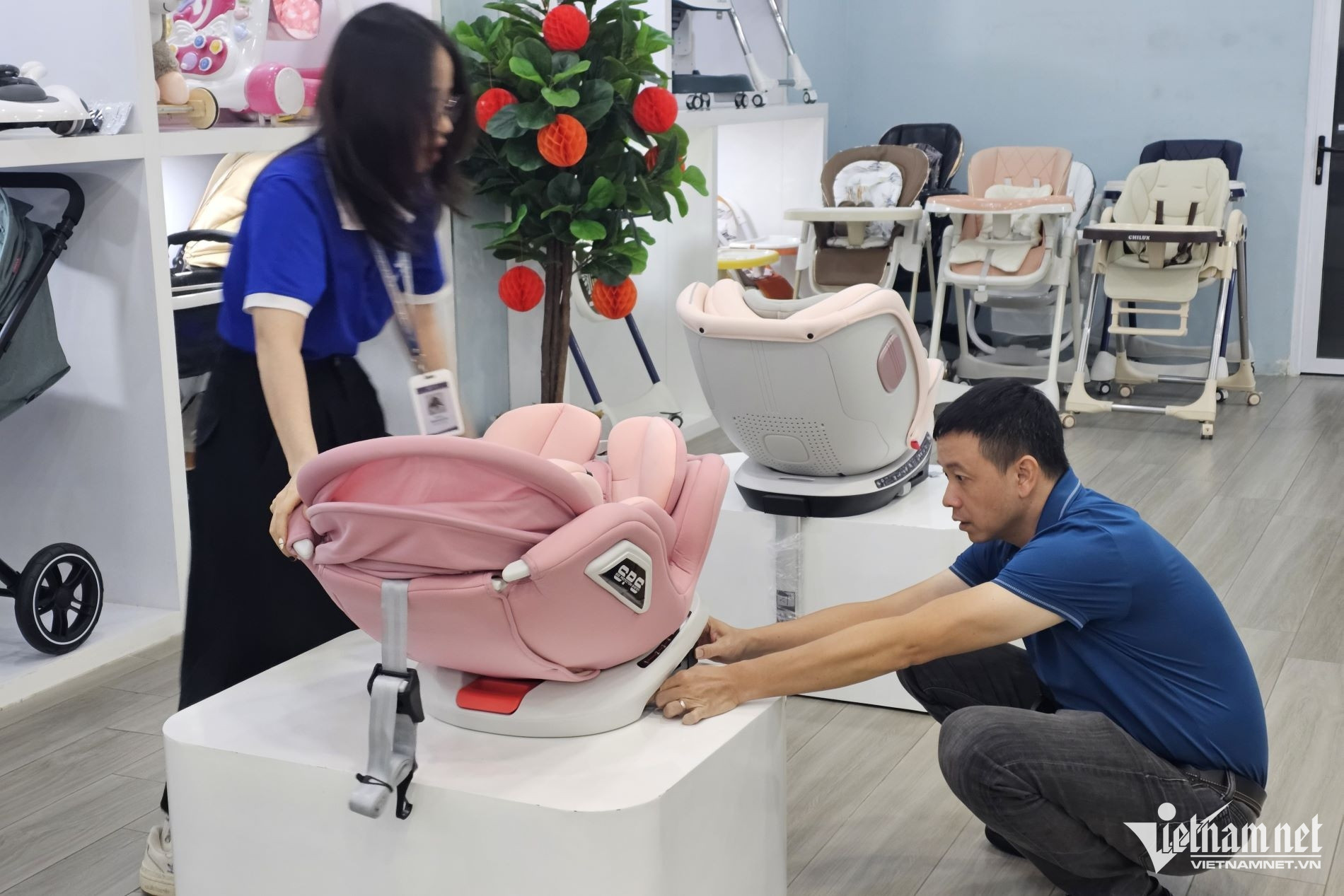 Một khách hàng đang tìm hiểu về ghế trẻ em trên ô tô