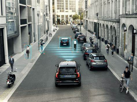 Hệ thống City Safety trên xe Volvo giúp nhận biết vật thể và phán đoán tình huống