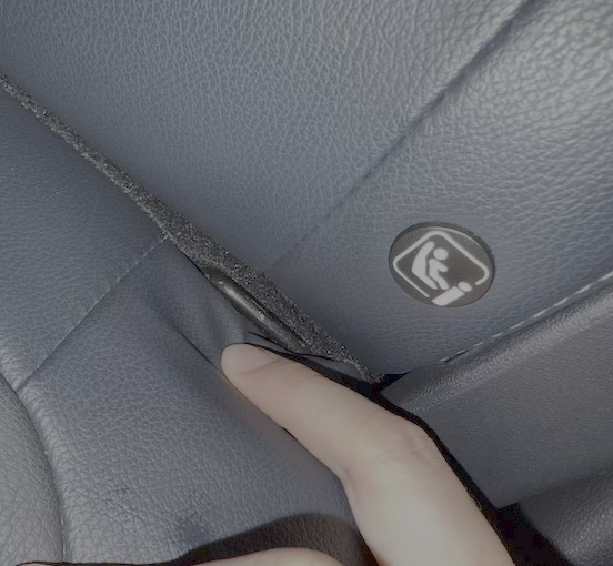 Vị trí chốt Isofix trên xe Xpander Cross giúp lắp đặt ghế an toàn trẻ em dễ dàng