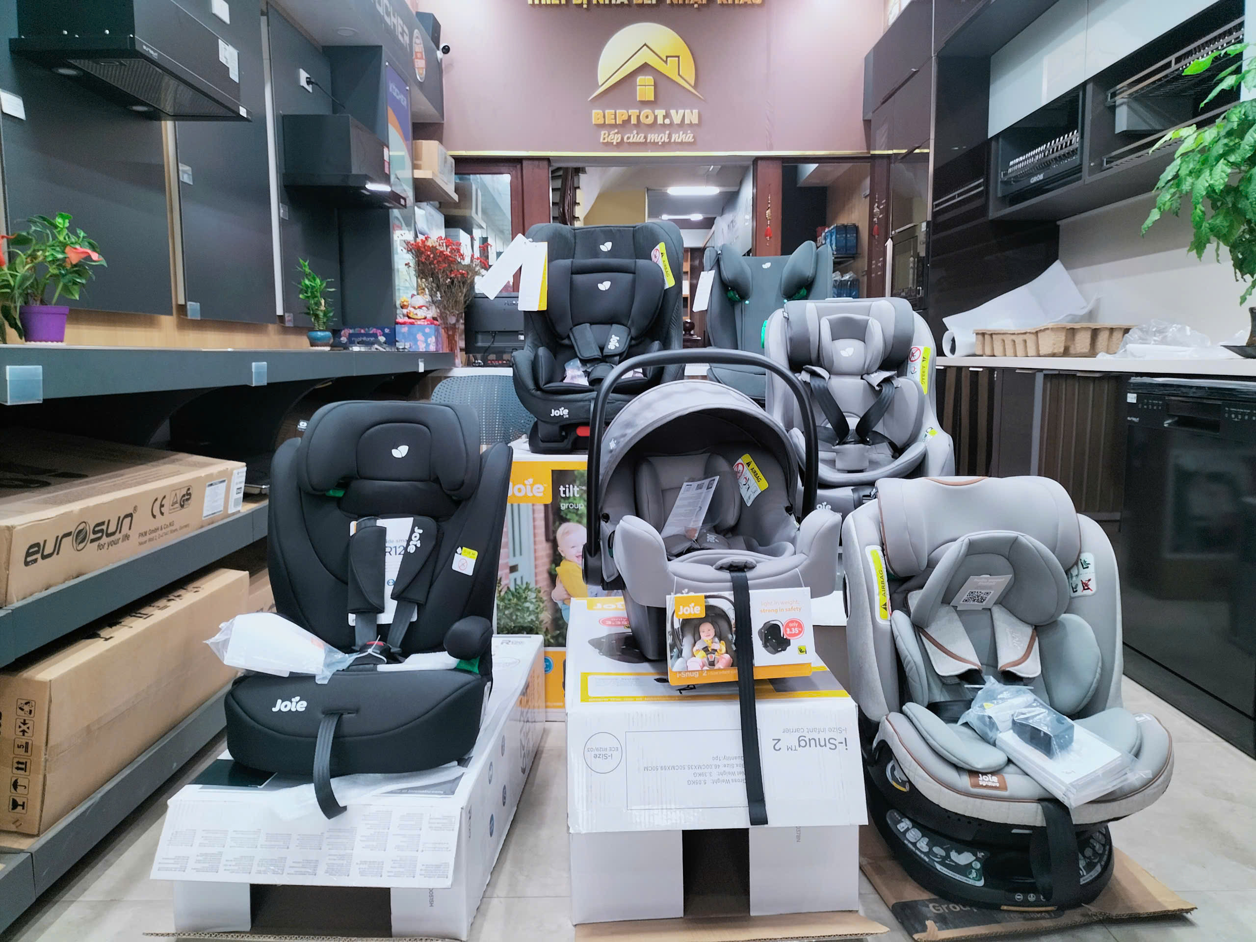 Hệ thống ghế an toàn được lắp đặt chắc chắn trên xe điện giúp bảo vệ bé tối đa